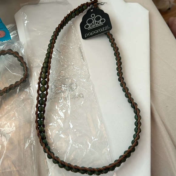 Men’s green and leather necklace - Picture 2 of 2